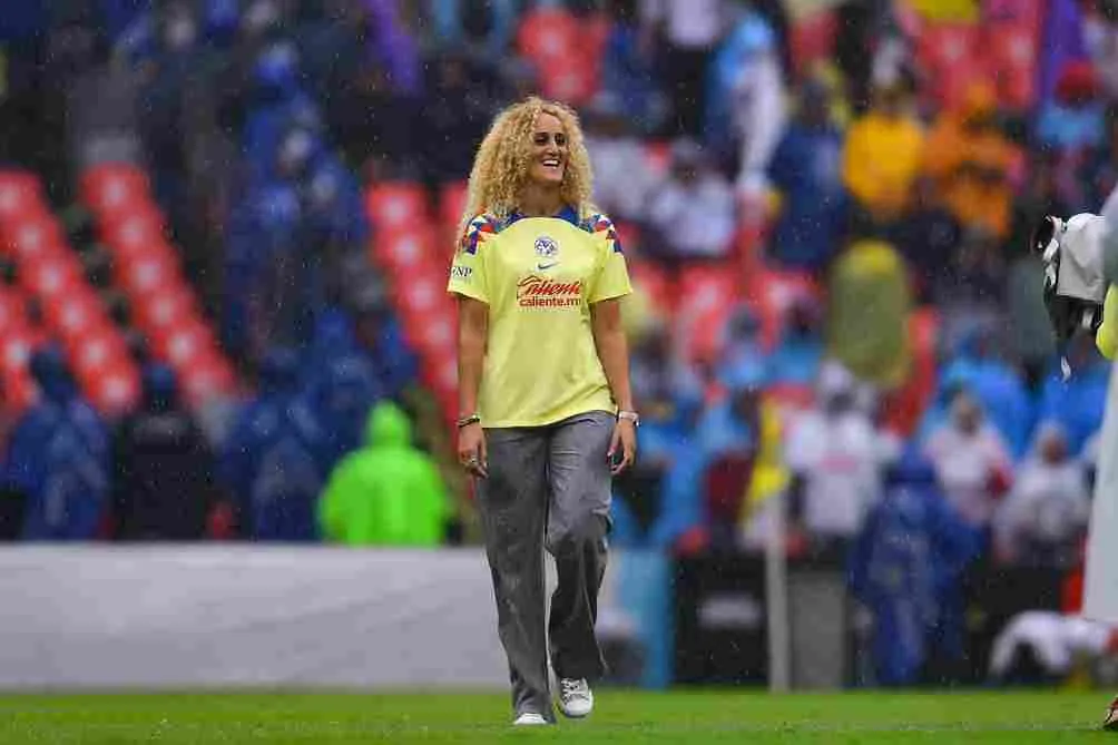 Kheira en su presentación durante el Clásico Nacional