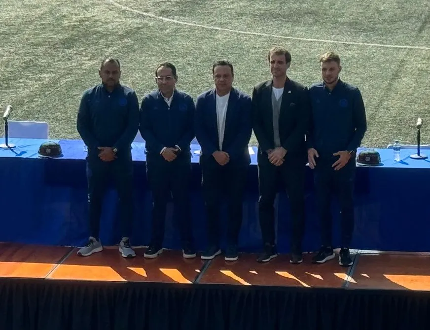 Cruz Azul presenta de manera oficial a Iván Alonso, Martín Anselmi y Julio Cevada