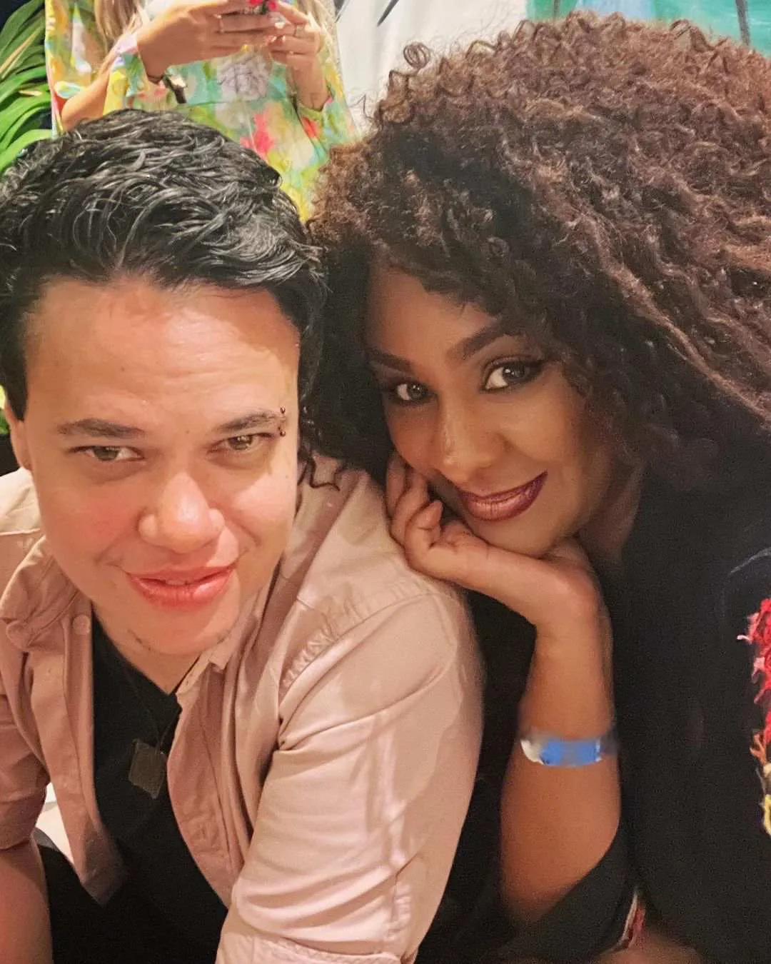 La cantante será quien quede embaraza, pero dice que con los genes de los dos.