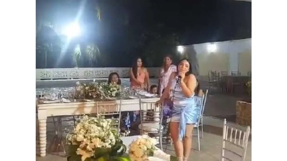 CAPTURA DE PANTALLA: Twitter: @NidiaSerrano Una allegada a la novia pidió a los invitados hacer 'la vaquita' para pagar la fiesta.