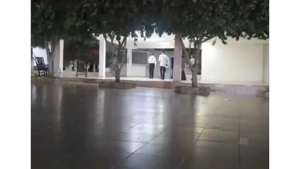 CAPTURA DE PANTALLA: Twitter: @NidiaSerrano El novio y su familia se marcharon del lugar entre insultos.