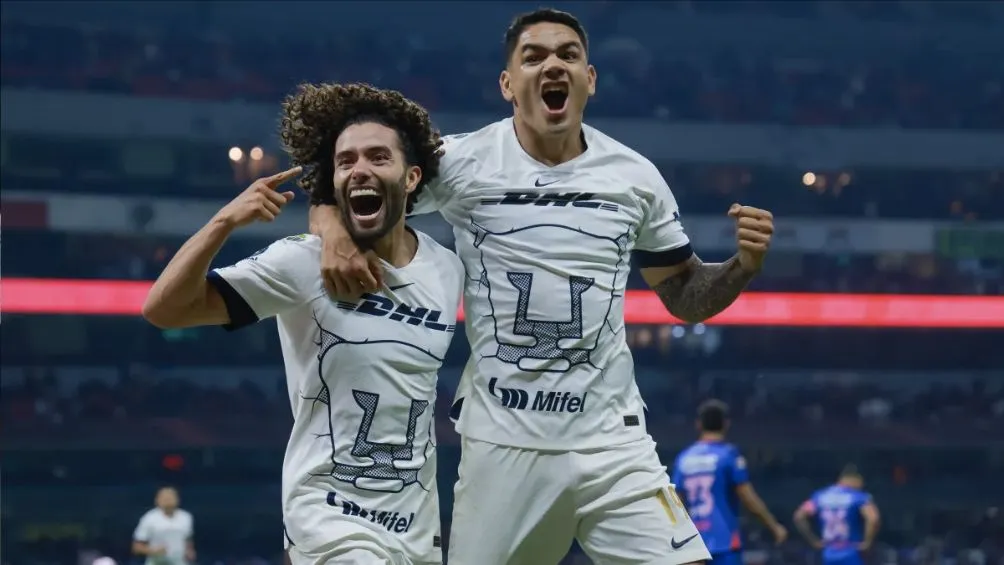 Fernández celebra un gol con César Huerta