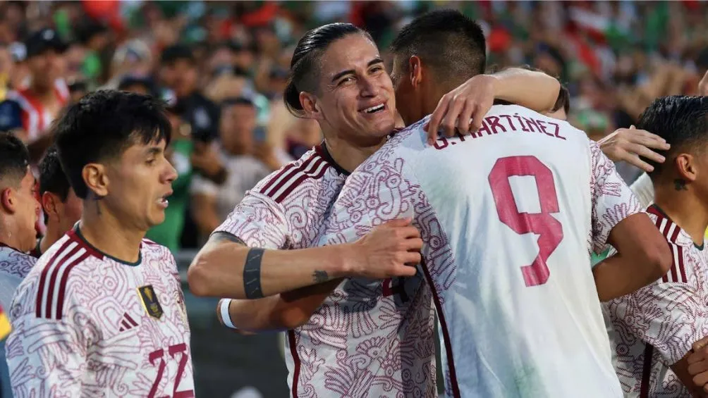 Memo Martínez celebrando con la Selección Mexicana