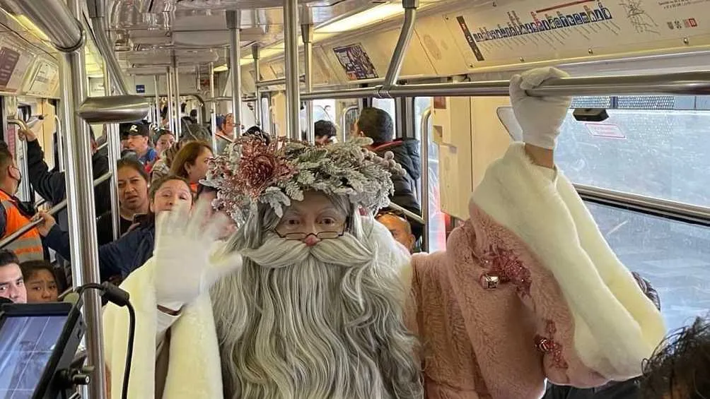 Como cualquier otro usuario, Santa se abrió paso entre la demás gente.