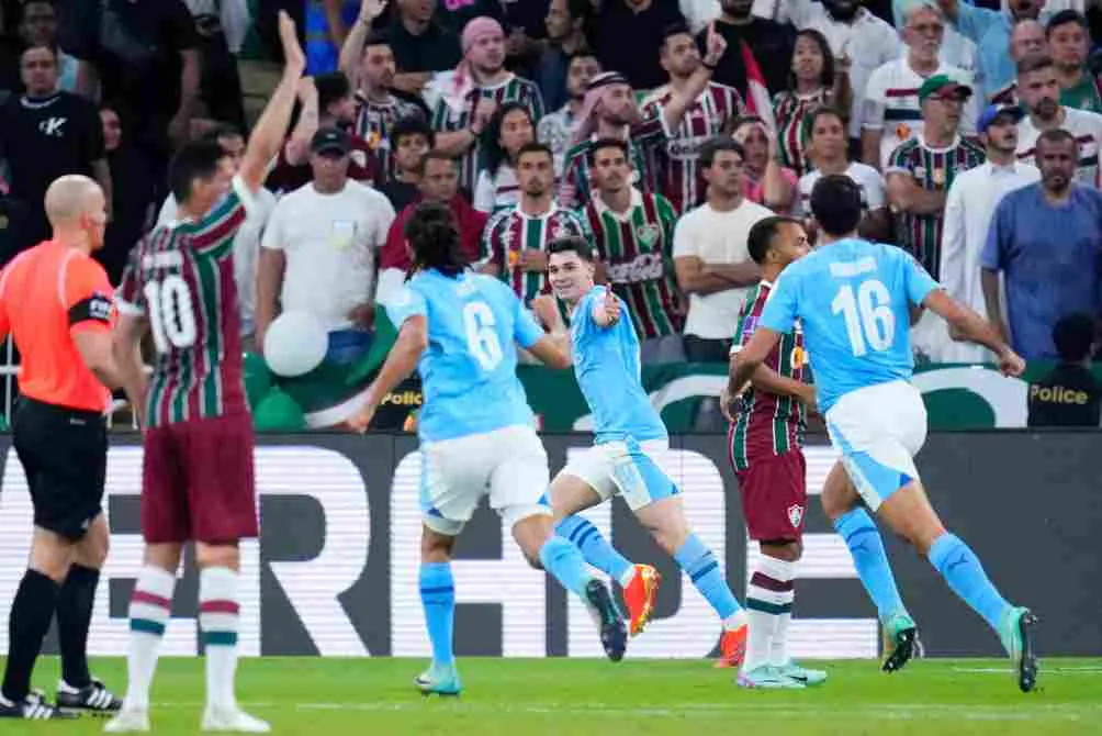Jugadores de Manchester City celebran el primer gol del juego