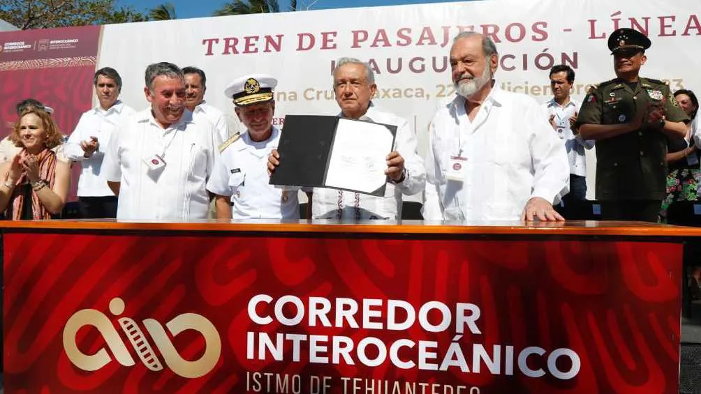 En la inauguración, AMLO estuvo acompañado de gobernadores, funcionarios y empresarios.