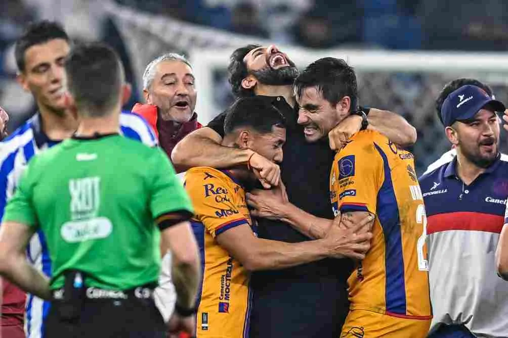 Gustavo Leal celebra con sus jugadores el pase a la Final