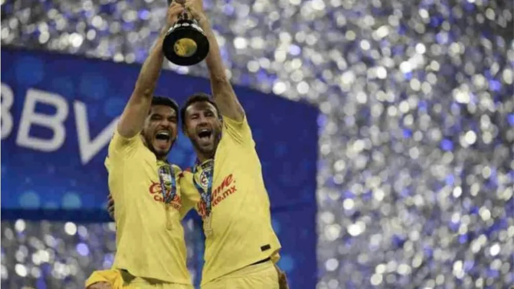 Martín junto a Layún celebrando la 14