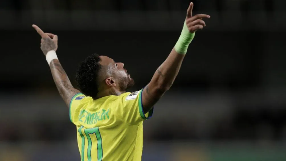 Neymar celebra un gol con Brasil