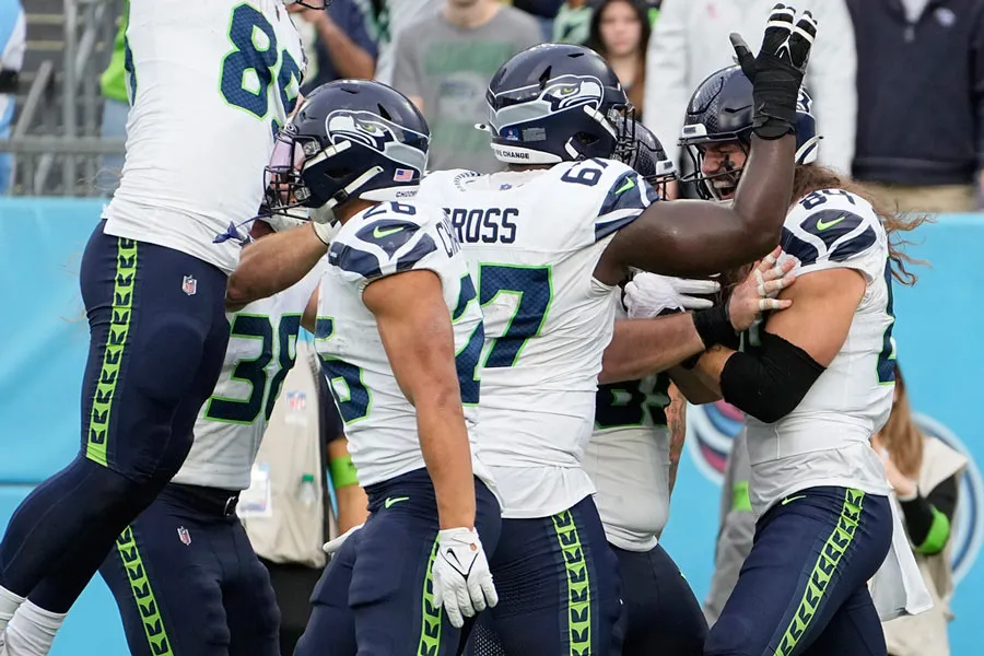 AP Colby Parkinson es felicitado por sus compñaeros tras anotar