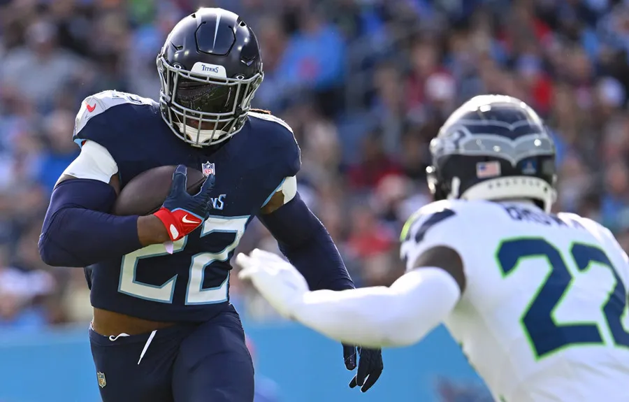 AP Derrick Henry corre con el balón