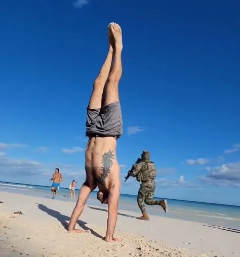 CAPTURA DE VIDEO Persecución policiaca queda grabada en vivo durante clase de yoga en Tulum