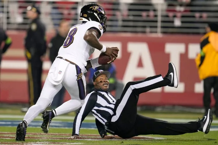 Oficial trompica a Lamar Jackson