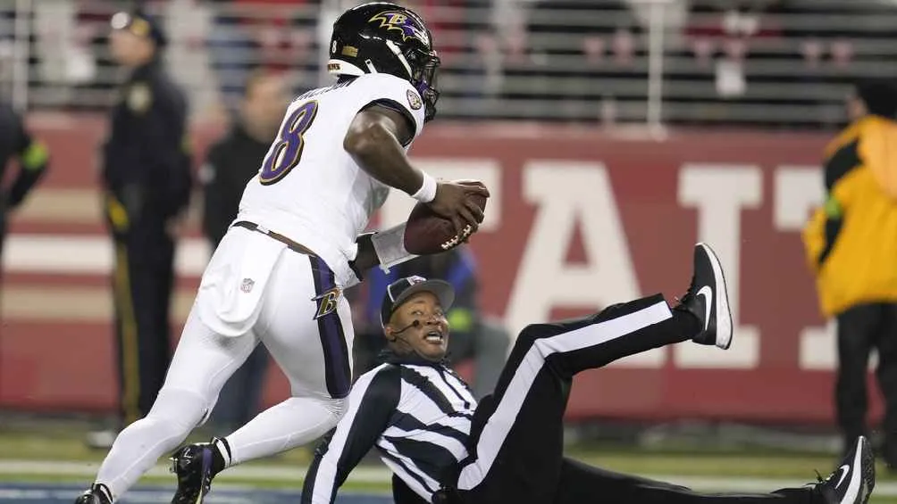 AP Un referee tackleó a Lamar