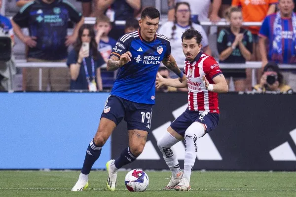 Brandon Vázquez enfrentando a las Chivas