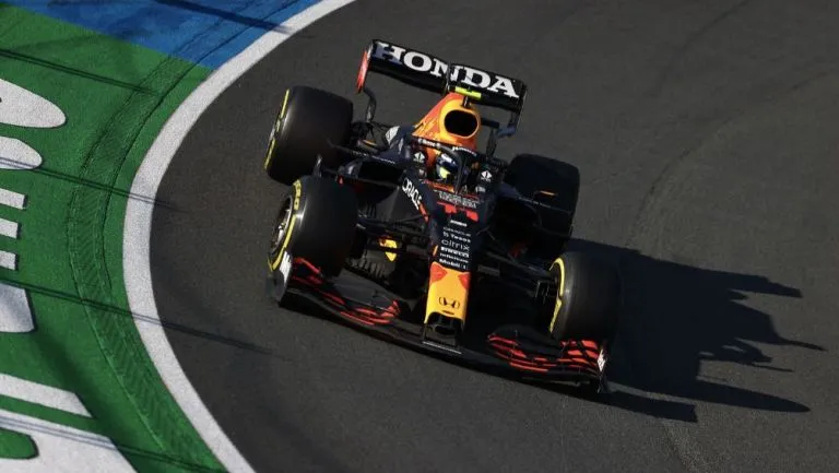 Checo corriendo con Red Bull