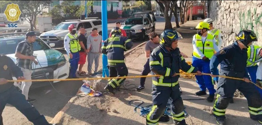 Personal del ERUM y Bomberos trabajaron en conjunto para salvarle la vida al chico.