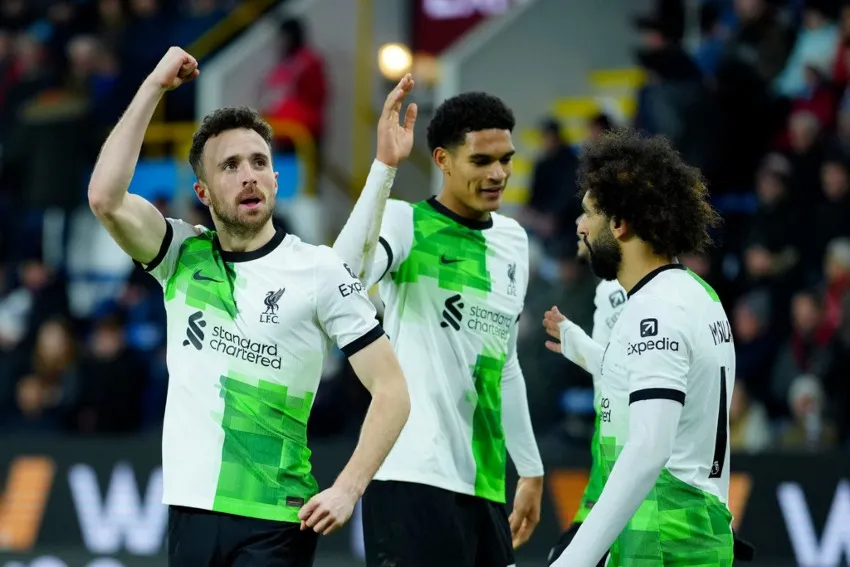 Liverpool pelea por la primera posición con Aston Villa