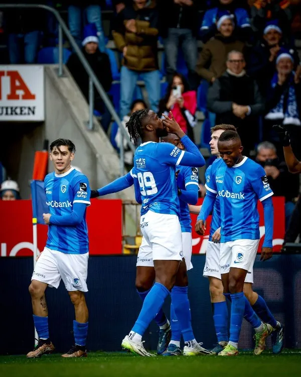 Tolu Arokodare celebrando su gol