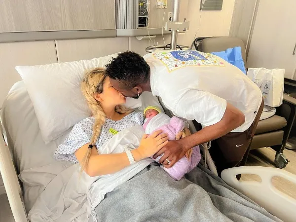 Quiñones junto a su esposa y su hija