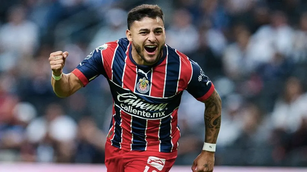 El mexicano celebrando un gol con el Rebaño