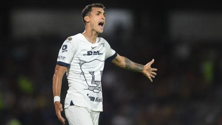 Dinenno jugando con los Pumas