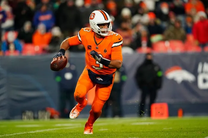 AP Wilson se prepara para lanzar un pase