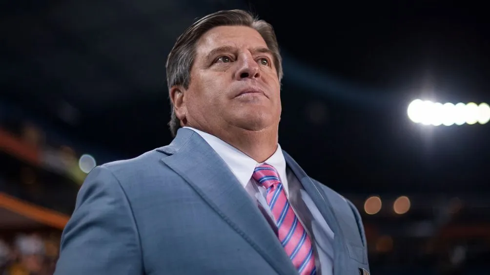 Miguel Herrera dirigiendo un partido de la Liga MX