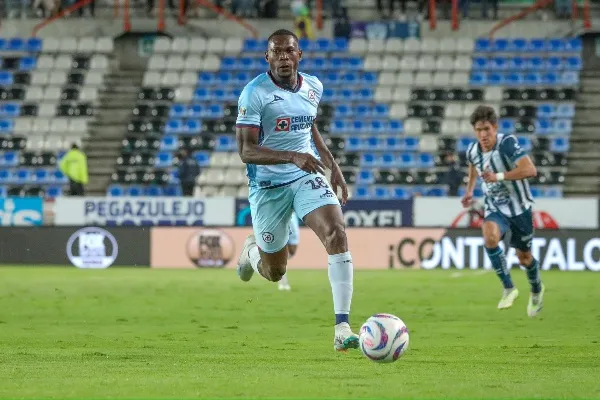 Diber Cambindo controlando el balón