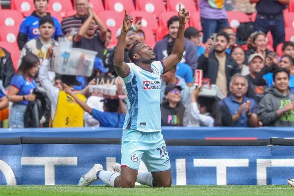 Diber celebrando su gol con Cruz Azul