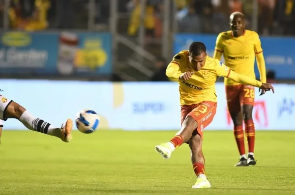 Rómulo Otero jugando con S.D. Aucas de Ecuador