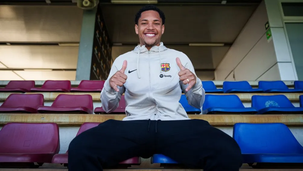 X: @FCBarcelona_es Así anunciaba el Barça a Vitor Roque