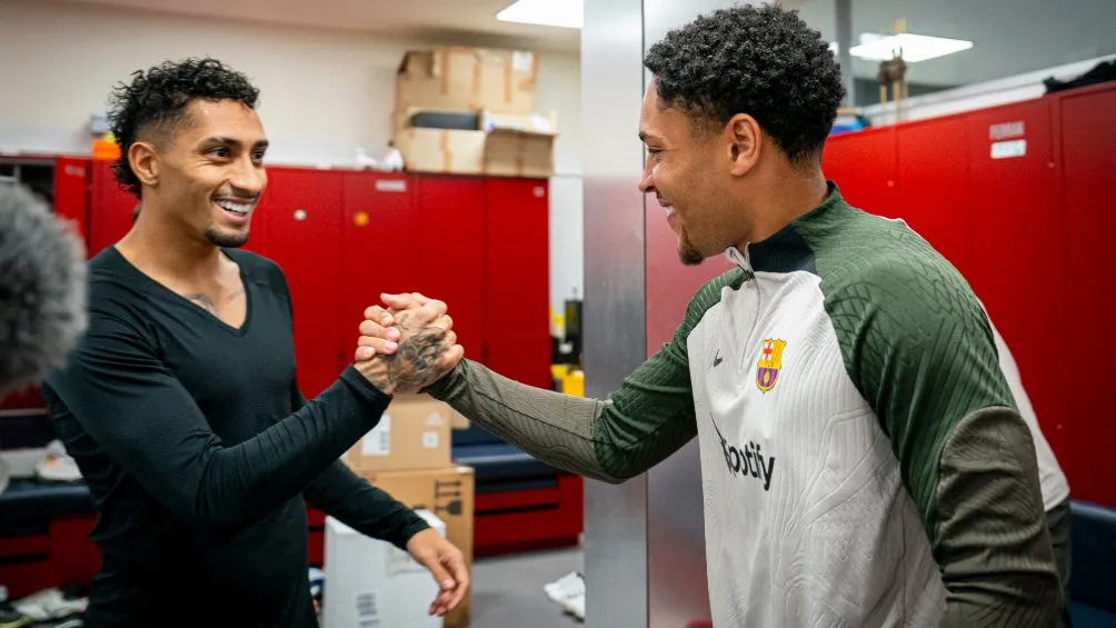 X: @FCBarcelona_es Roque saludando a Raphina, compatriota brasileño