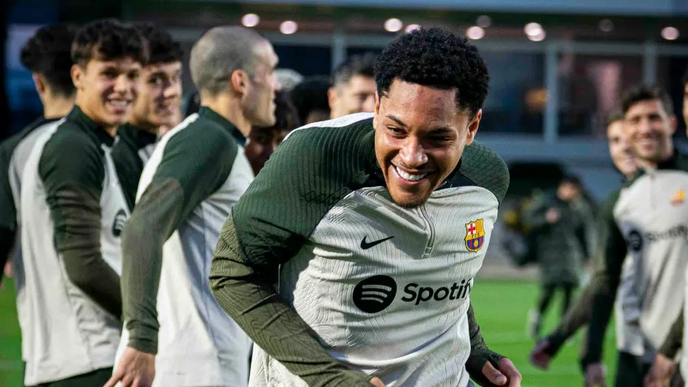 X: @FCBarcelona_es Bienvenida del vestuario a Vitor Roque