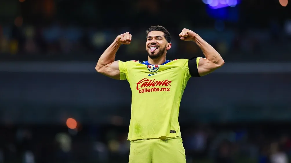 Henry Martín festeja un gol con América