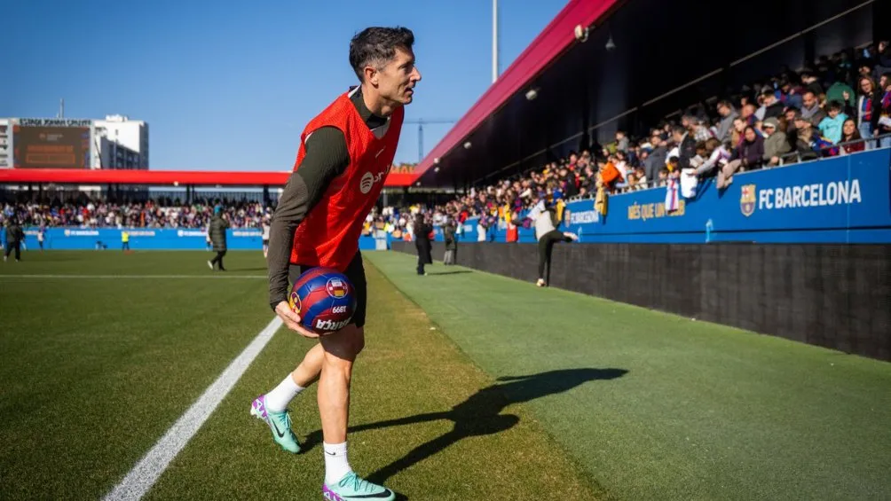 X: @FCBarcelona_es Robert Lewandowski en el entrenamiento del Barça