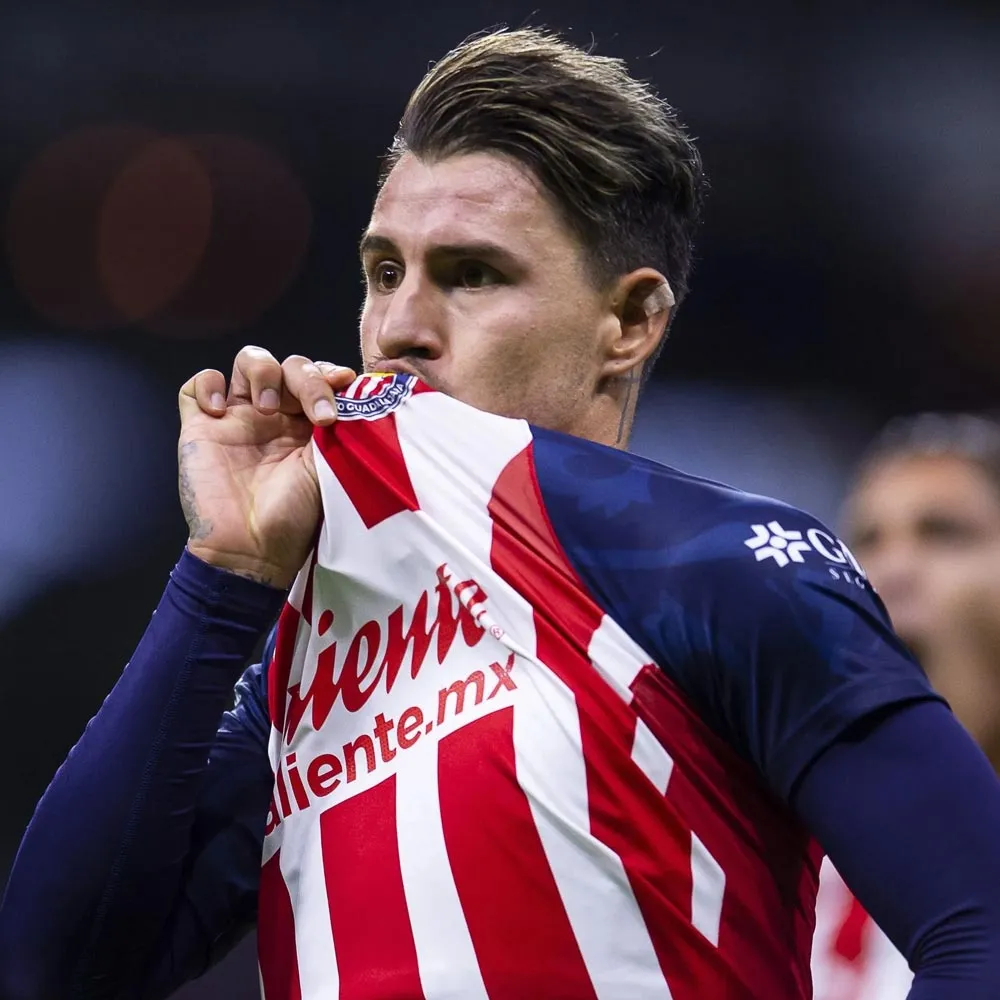 @criscalderon26 Calderón y su 'amor' por las Chivas, en un Clásico