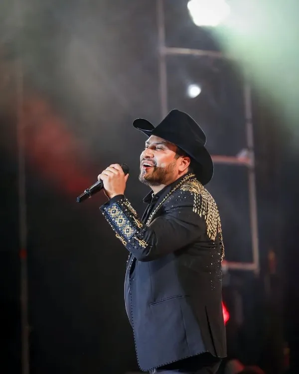 Julión Álvarez durante uno de sus conciertos