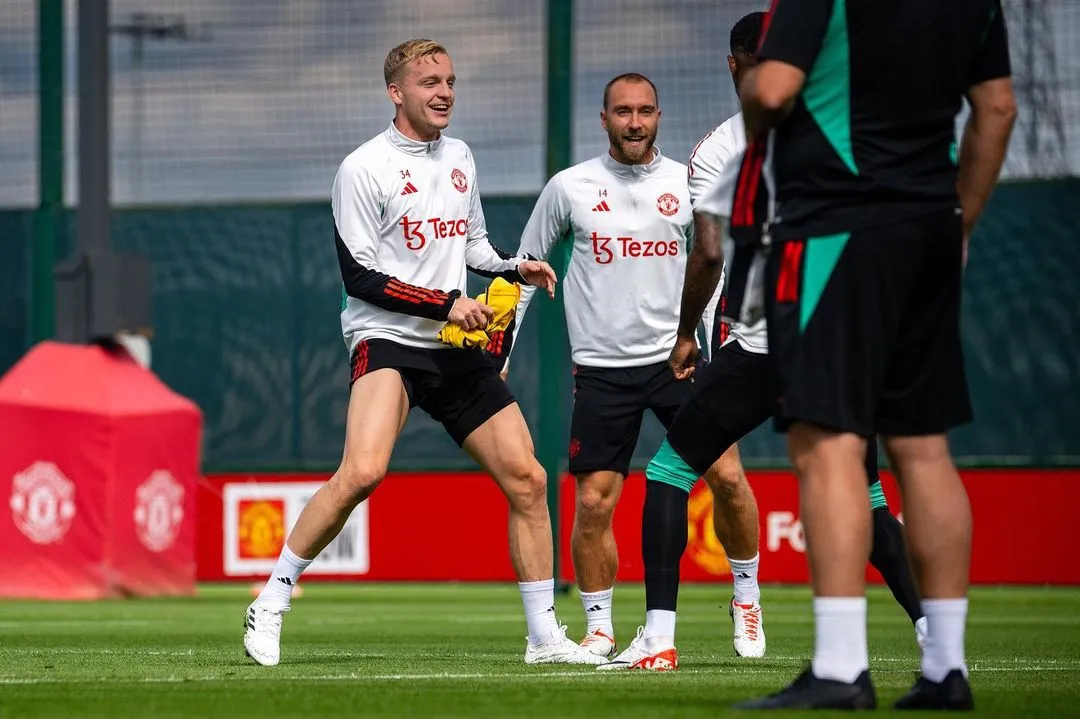 Donny Van de Beek en entrenamiento con los Red Devils