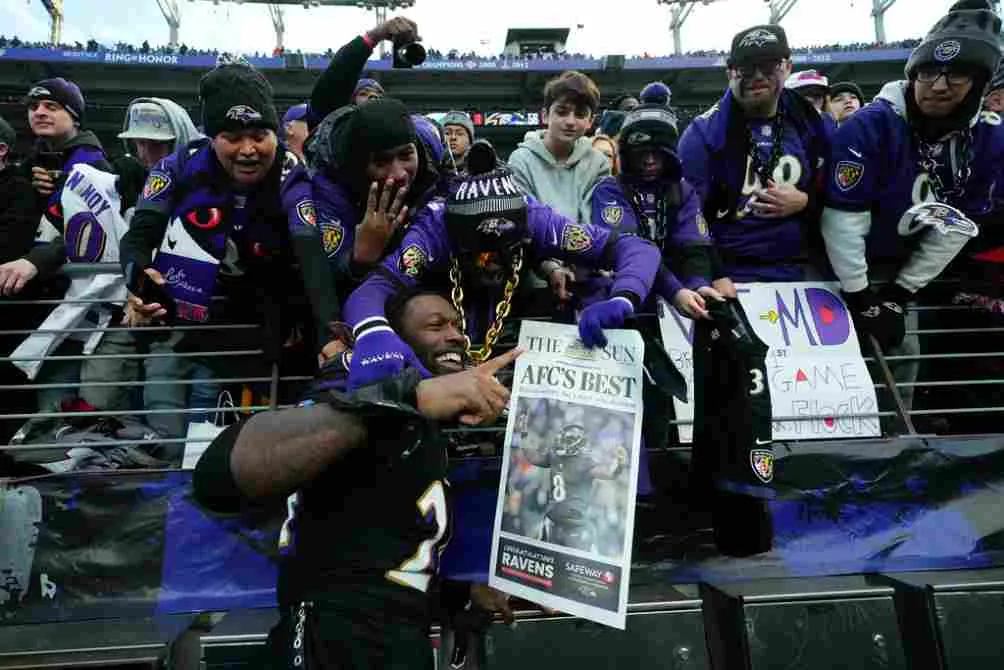 Jadeveon Clowney celebra la victoria con la afición de Baltimore