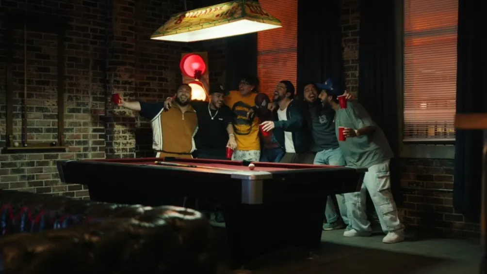 X: @wairagang El Hombre Araña y Bad Bunny jugando billar