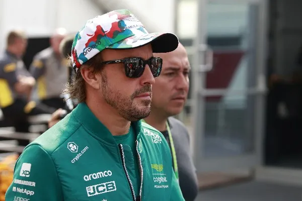 Fernando Alonso corriendo con Aston Martin