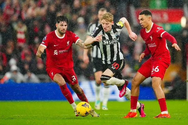 Liverpool disputando el balón