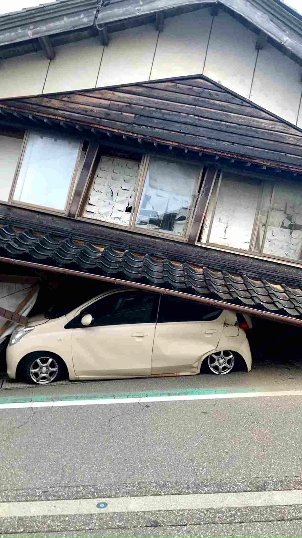 Casa colapsó y cayó encima de un auto en Japón