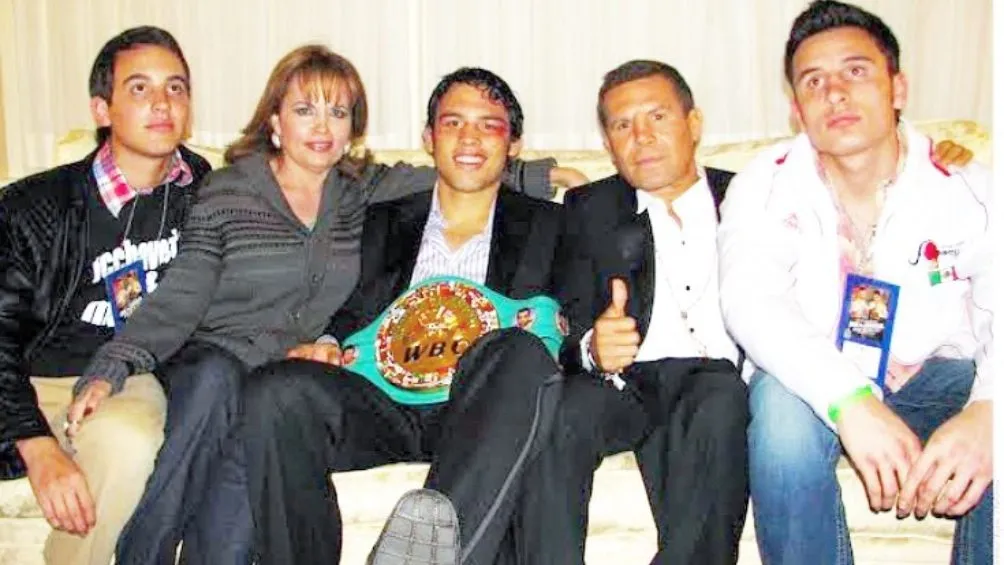 Chávez Jr conviviendo con toda su famlia en los inicios de su carrera