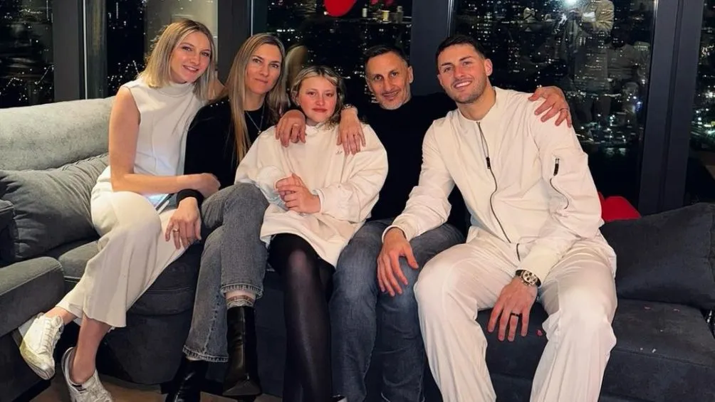 Santiago Giménez en compañia de su familiia en Paises Bajos