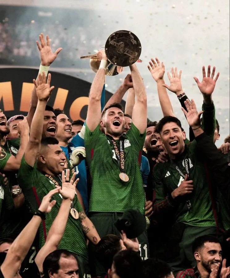 Santiago Giménez tiene una Copa Oro con México