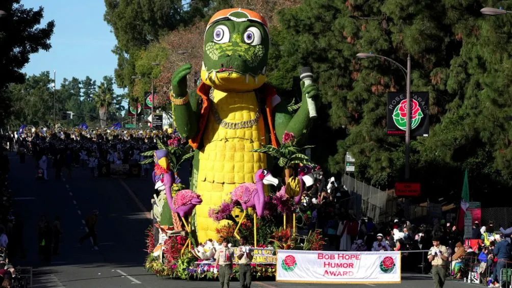 Carros alegoricos de todo tipo son adordnados con flores