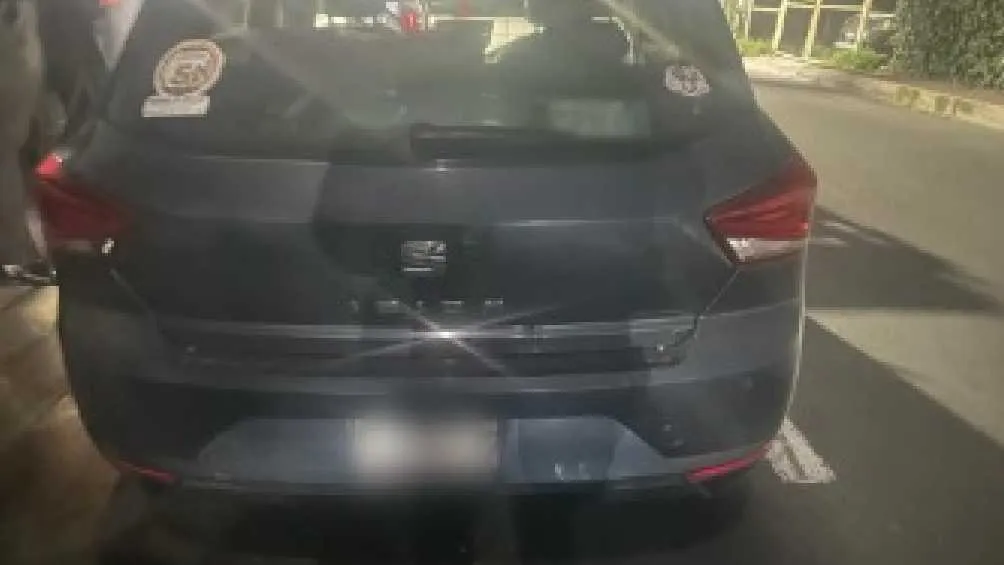 En el vehículo estaba pegada una estampilla de la USON.