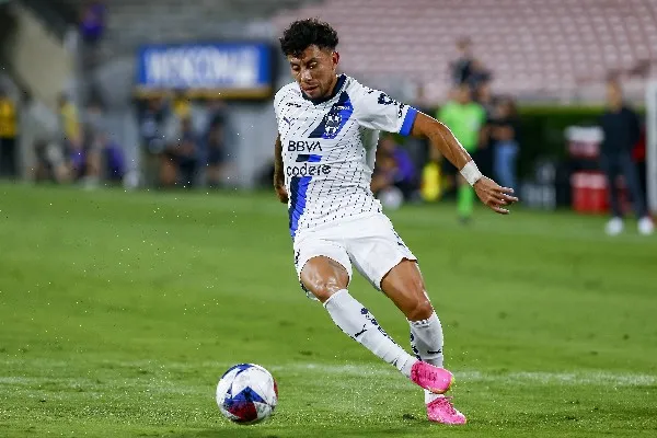 Joao Rojas controlando el balón